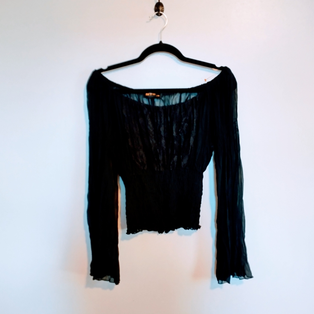 Mystic black long sleeve top with fuller sleeves, lace detail in the front.   el